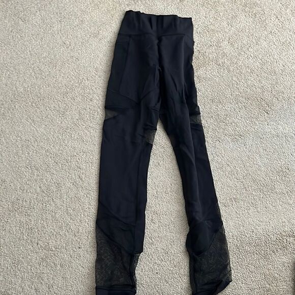 Lululemon size 2 legging features mesh - Picture 1 of 5